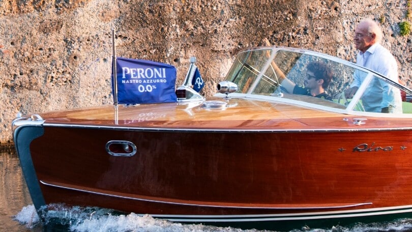 Leclerc in barca sui Navigli: il regalo speciale per i tifosi della Ferrari