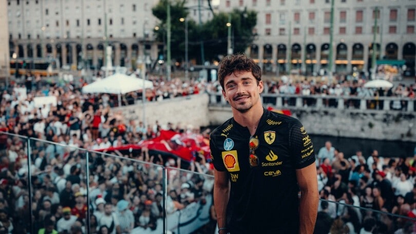 Leclerc in barca sui Navigli: il regalo speciale per i tifosi della Ferrari