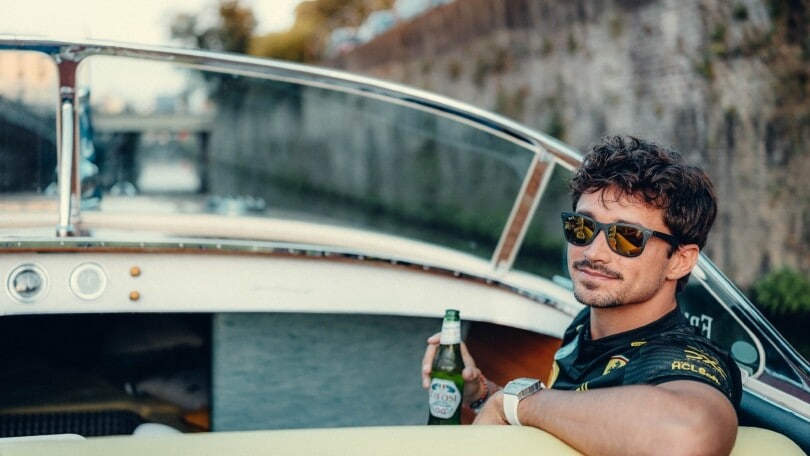 Leclerc in barca sui Navigli: il regalo speciale per i tifosi della Ferrari