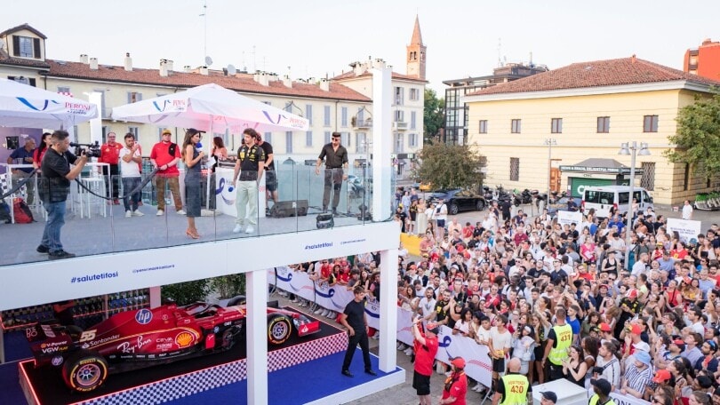 Leclerc in barca sui Navigli: il regalo speciale per i tifosi della Ferrari