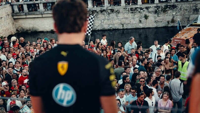 Leclerc in barca sui Navigli: il regalo speciale per i tifosi della Ferrari