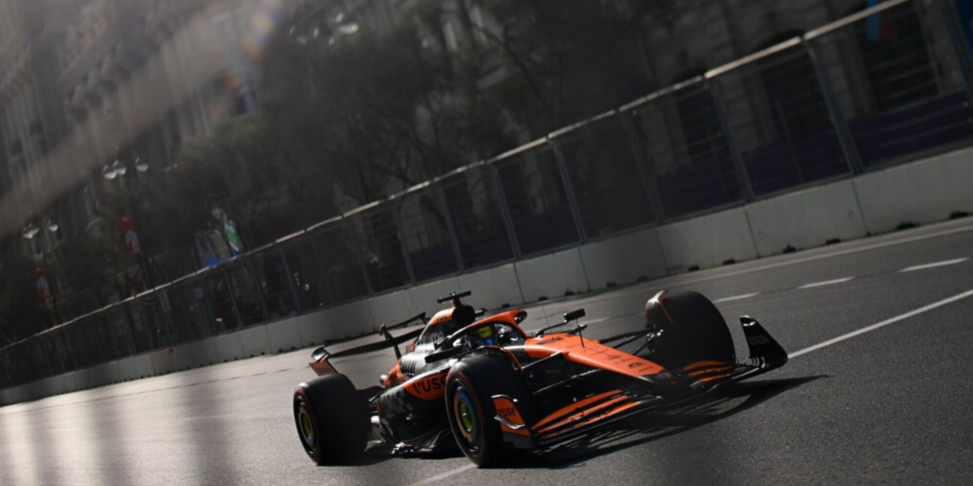 GP Baku: Piastri beffa Leclerc e vince in Azerbaijan. Terribile incidente per Sainz