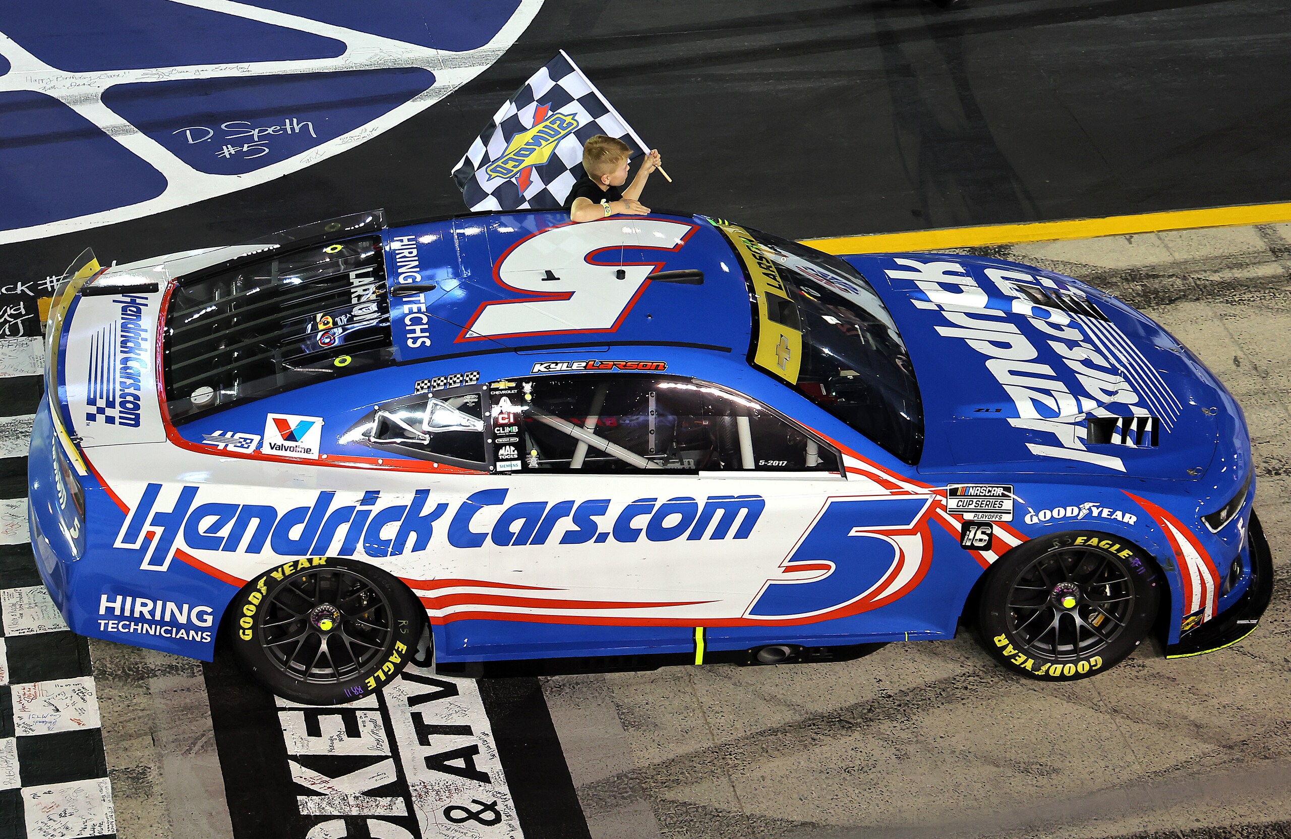 NASCAR: Dominio inaudito per Larson, Truex fuori dai playoff