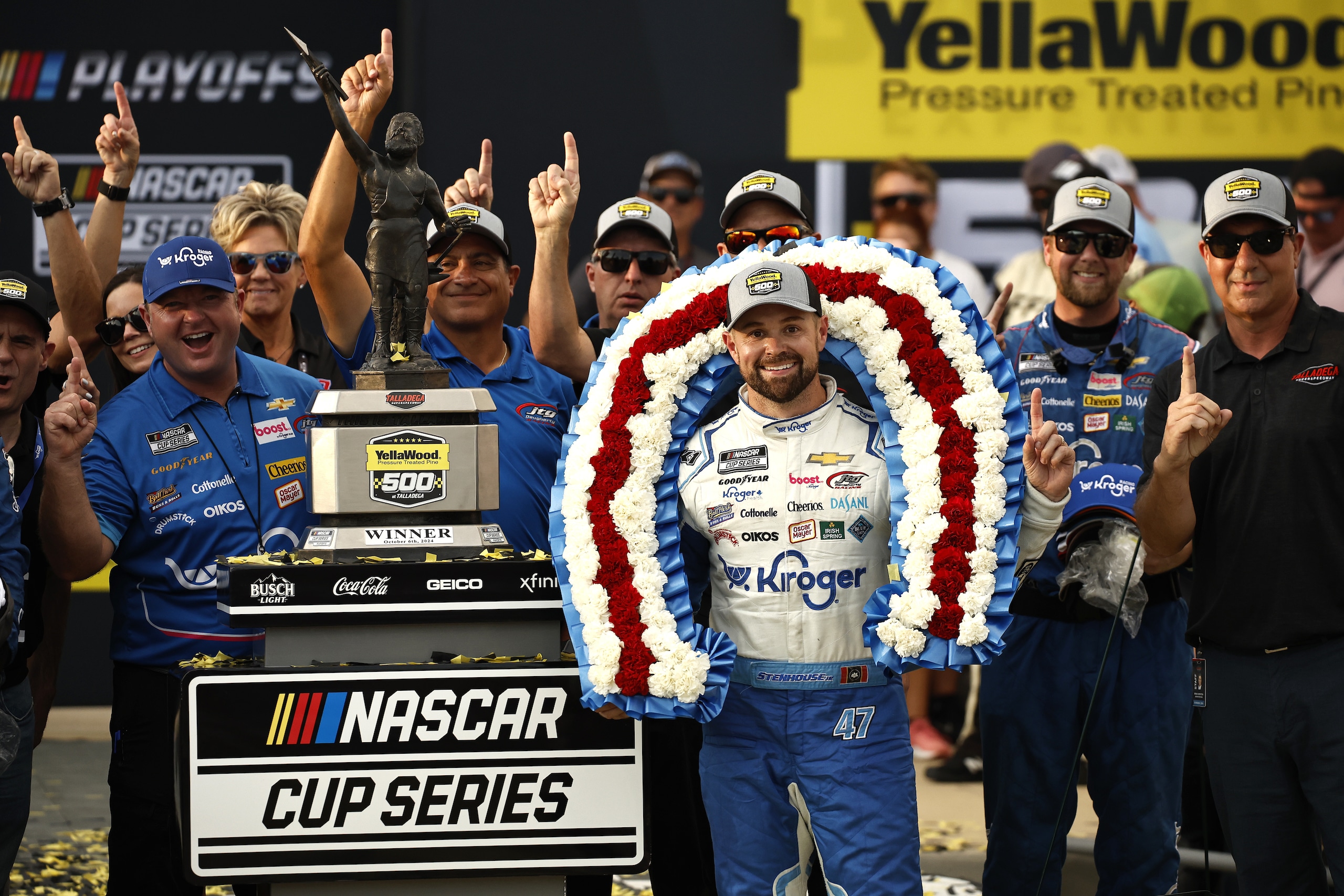 NASCAR: Stenhouse per 6 millesimi dopo incidente da record