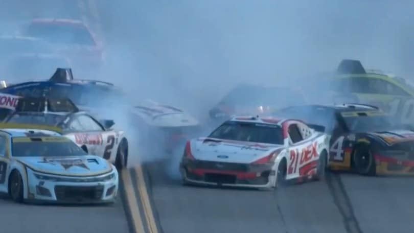 Paura alla NASCAR, dramma in pista: mega incidente coinvolge 28 auto! VIDEO