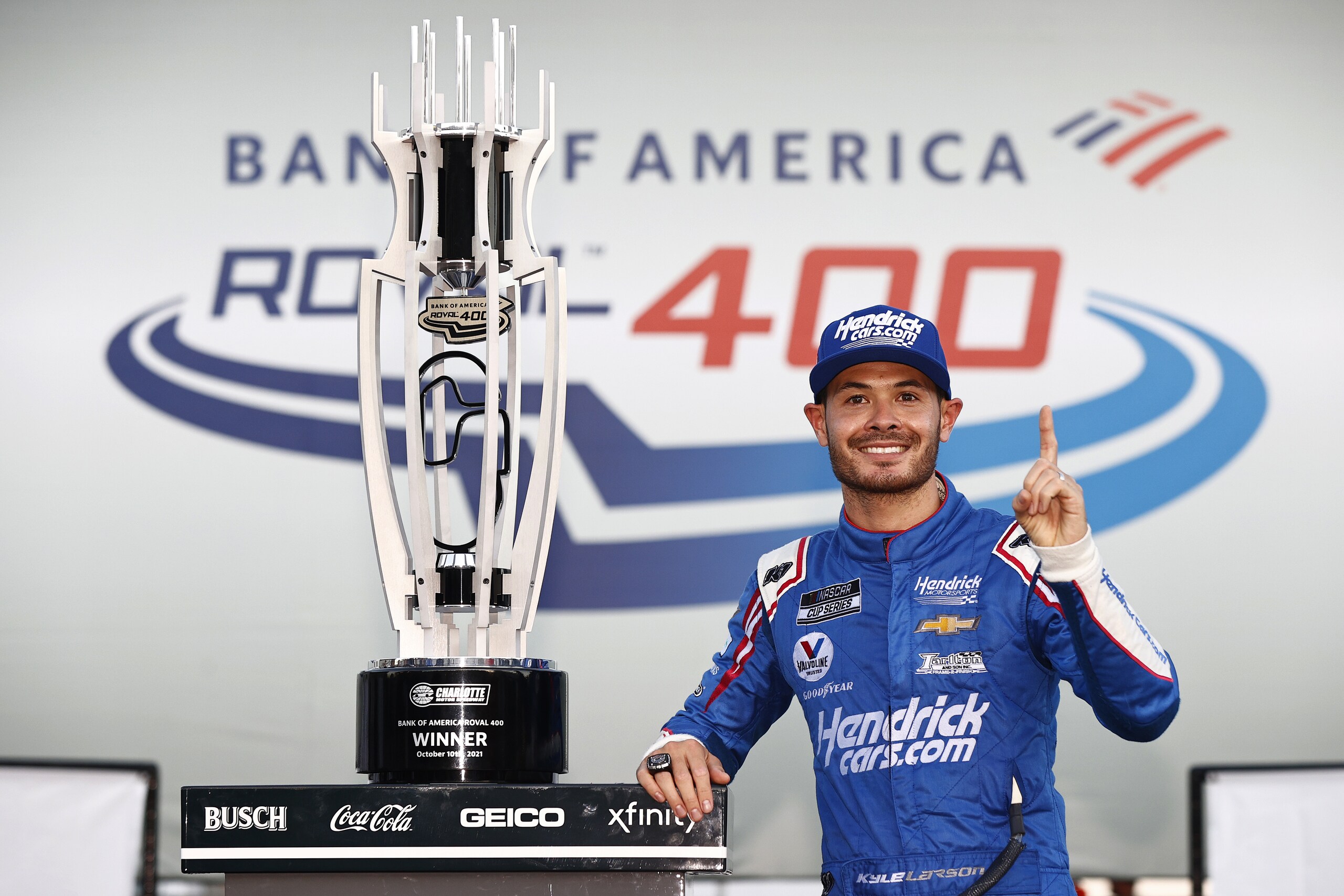 Nascar: Larson vince a Charlotte, Bowman squalificato