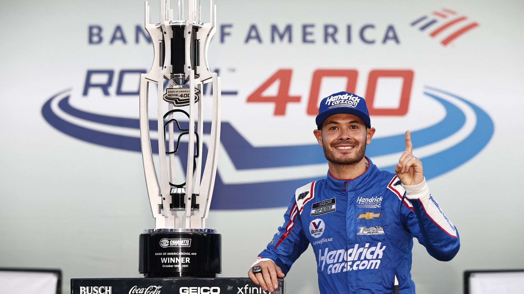 Nascar: Larson vince a Charlotte, Bowman squalificato