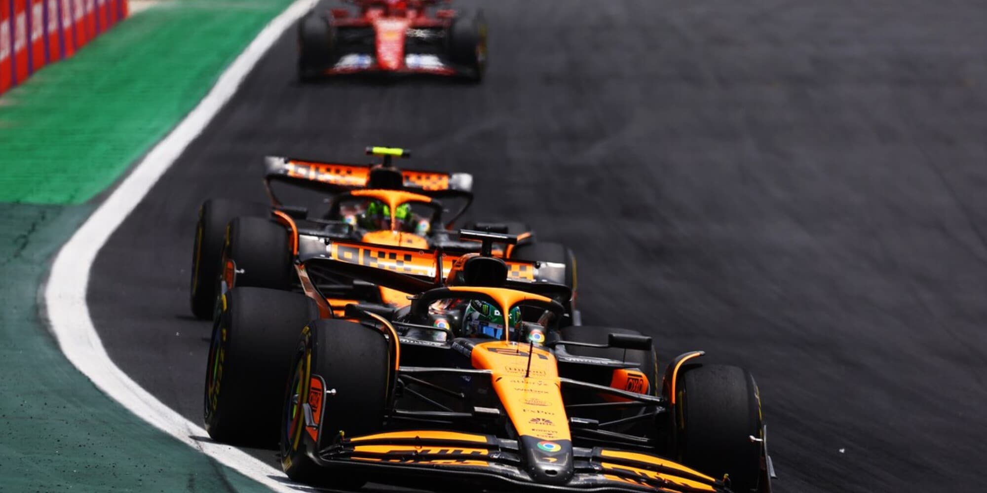Gara Sprint GP Brasile: la McLaren beffa Verstappen (penalizzato), Leclerc 3°