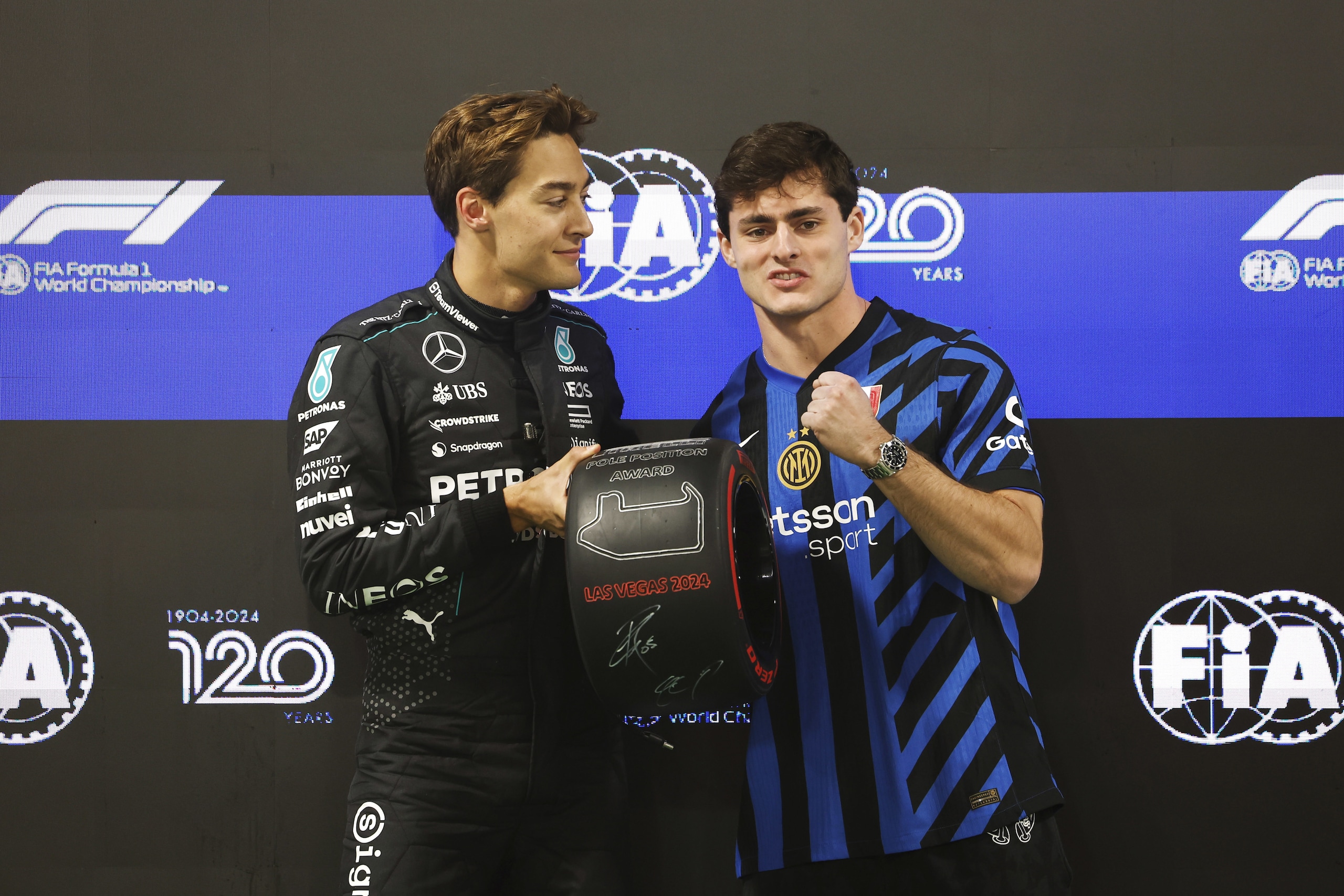 Russell premiato dal famoso influencer: spunta anche la maglia dell'Inter