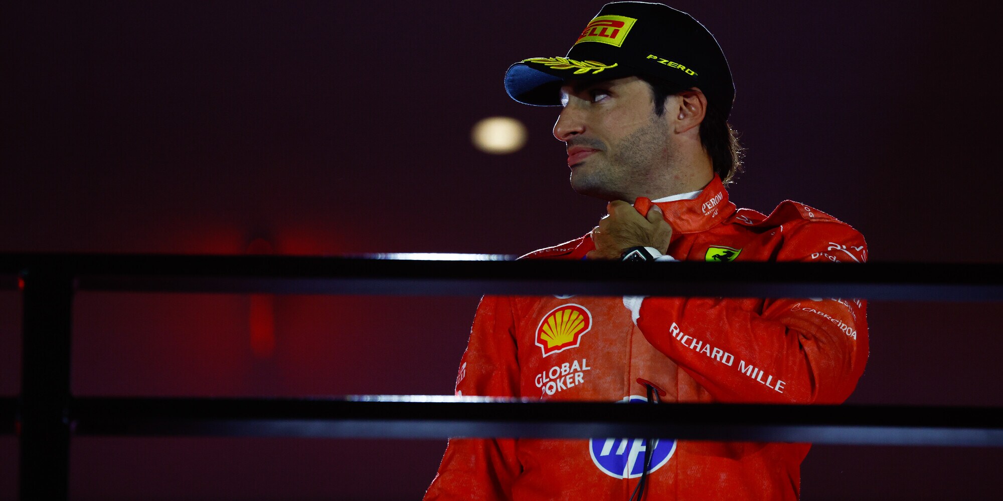 Sainz spegne la rabbia di Leclerc: "Sono anni che lottiamo ruota a ruota. Capita!"