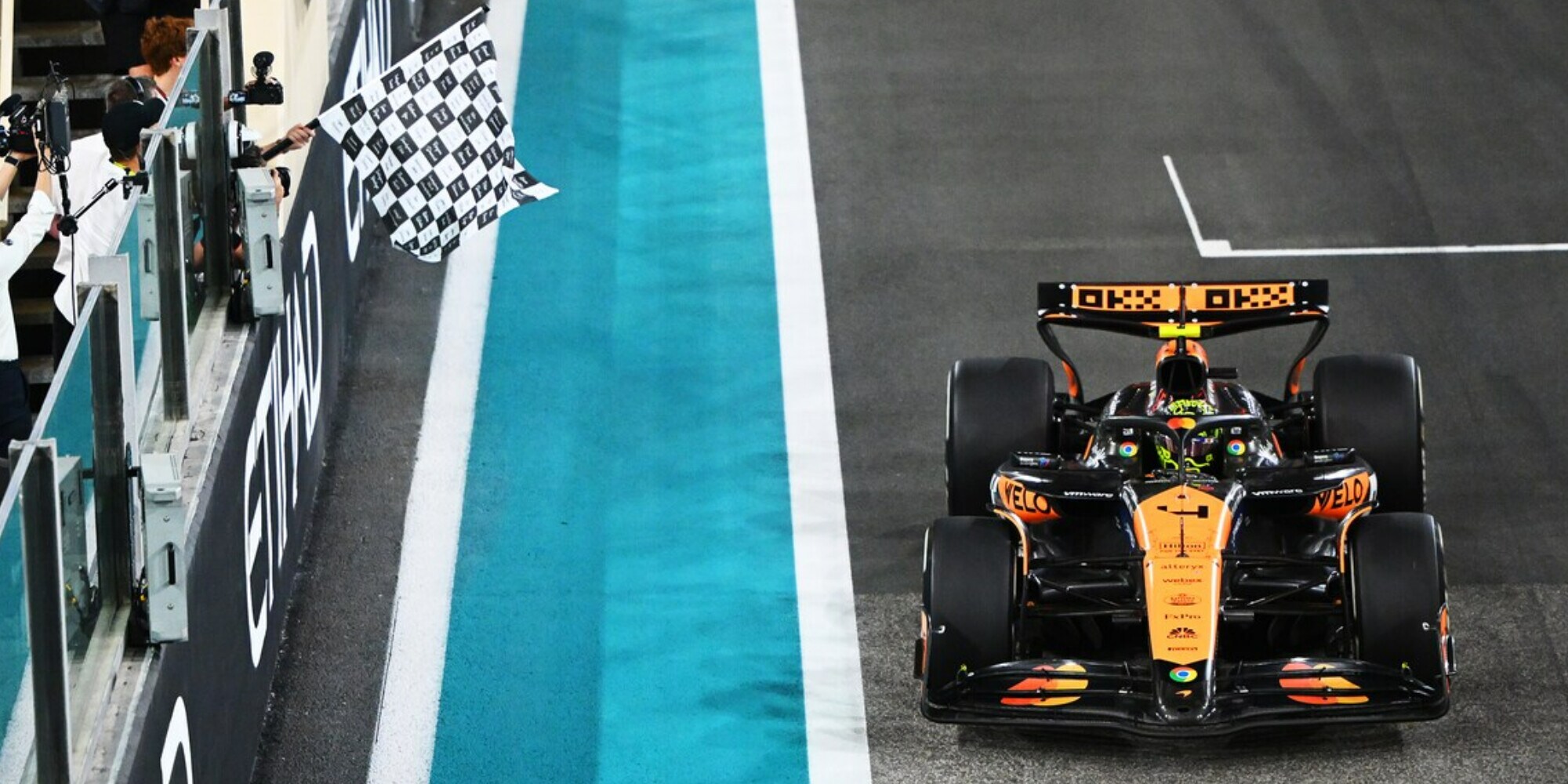 Norris vince il GP di Abu Dhabi davanti alle Ferrari: McLaren è campione
