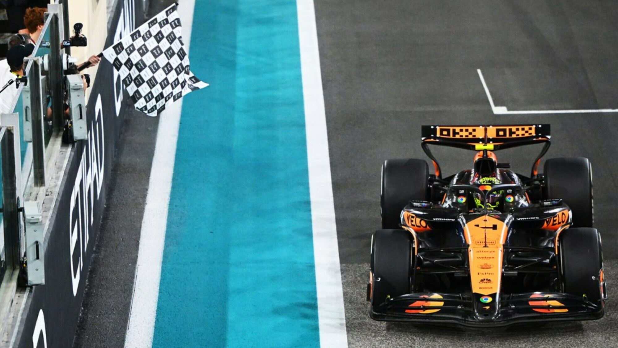 Norris vince il GP di Abu Dhabi davanti alle Ferrari: McLaren è campione