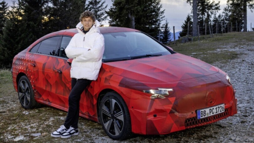 Kimi Antonelli guida la nuova Mercedes CLA sulle Alpi innevate