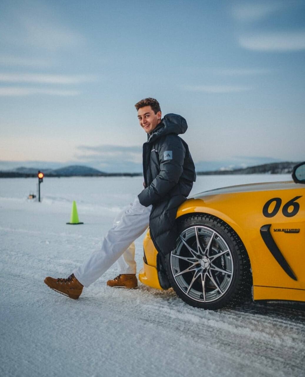 Russell guida la Mercedes AMG GT Hybrid in Svezia