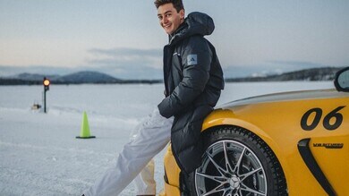 George Russell con la Mercedes AMG GT Hybrid sulla neve