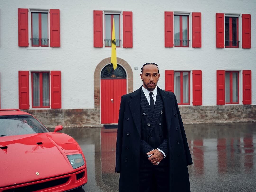 La prima foto di Hamilton in Ferrari: "Iniziamo una nuova era"