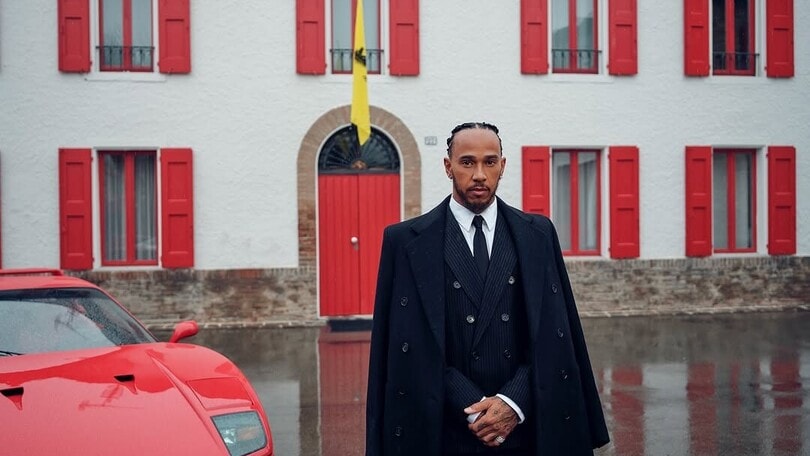 La prima foto di Hamilton in Ferrari: "Iniziamo una nuova era"