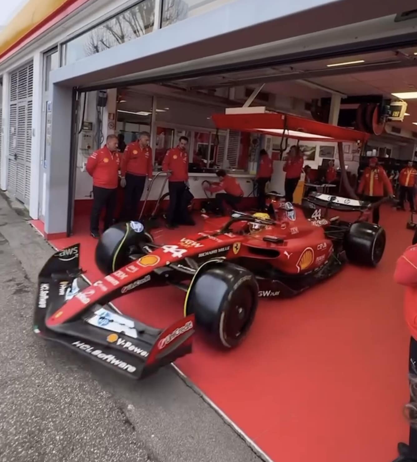 Hamilton esce dai box Ferrari