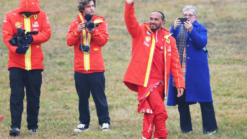 Hamilton a Fiorano: tifosi Ferrari in delirio, nei box c'è la famiglia di Lewis