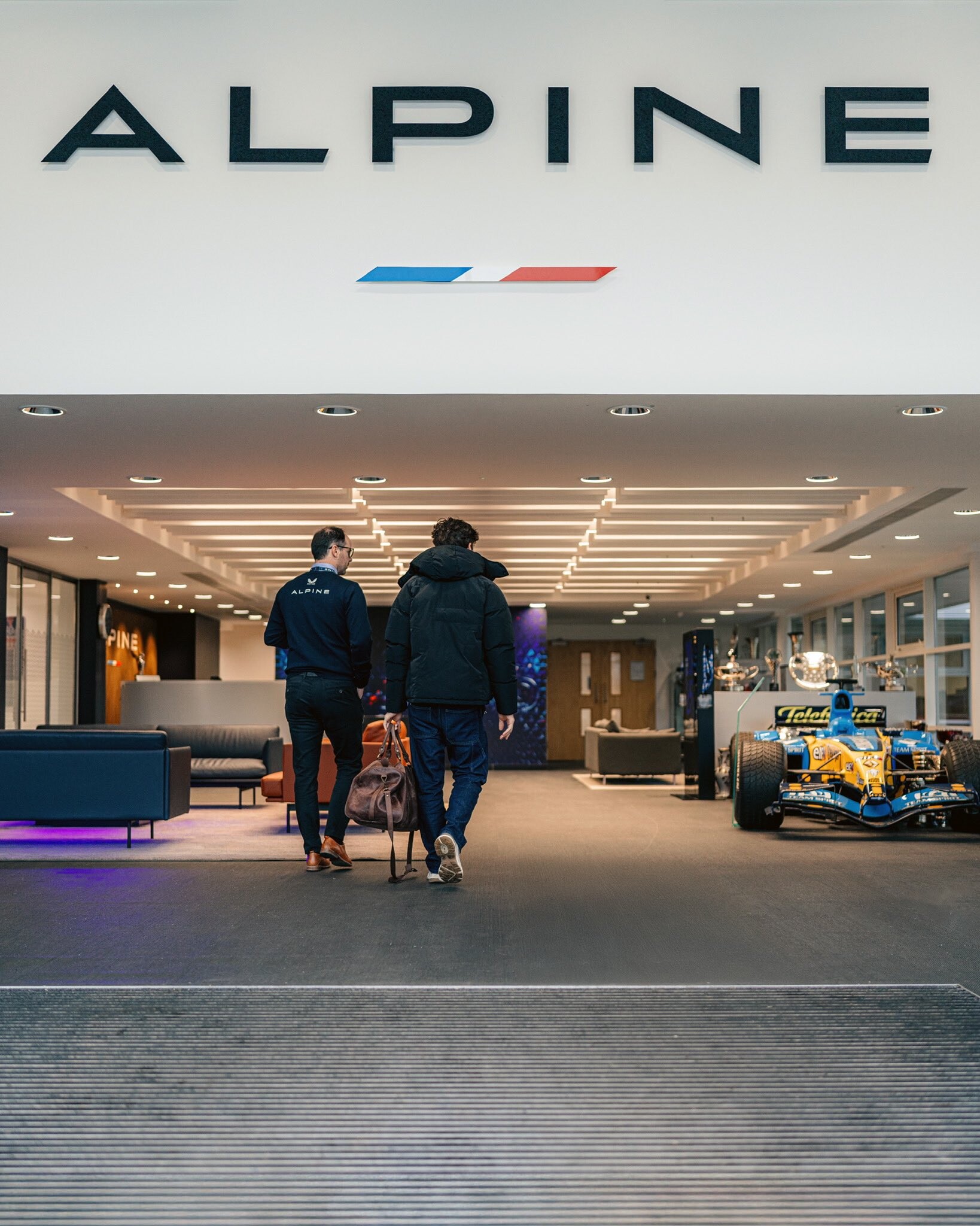 F1 tra nuovi inizi e debutti: i piloti arrivano nelle sedi dei team
