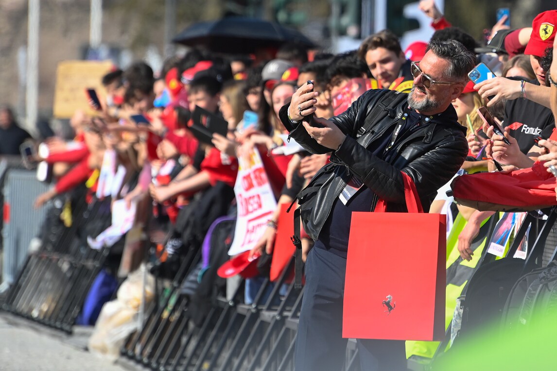 Tifosi Ferrari in delirio a Milano per Hamilton e Leclerc
