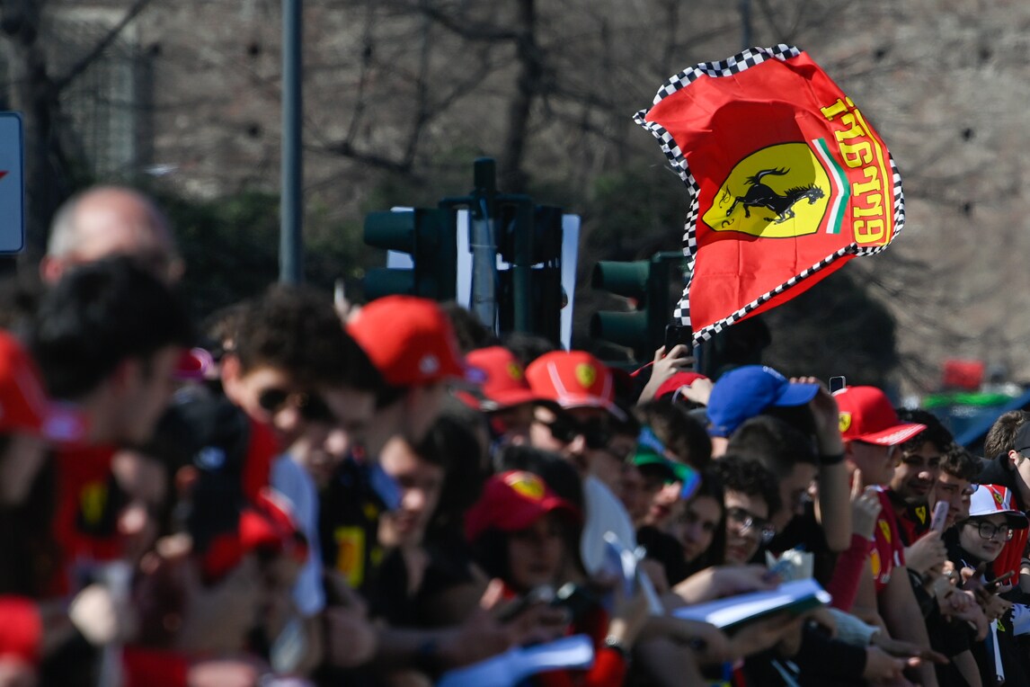 Tifosi Ferrari in delirio a Milano per Hamilton e Leclerc