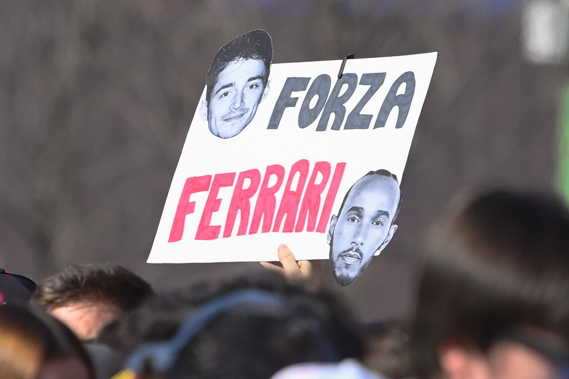 Tifosi Ferrari in delirio a Milano per Hamilton e Leclerc