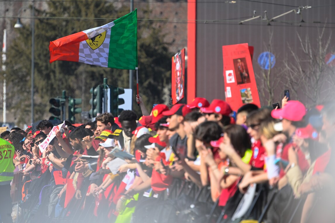 Tifosi Ferrari in delirio a Milano per Hamilton e Leclerc