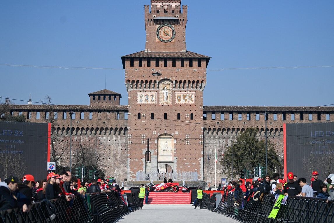 Tifosi Ferrari in delirio a Milano per Hamilton e Leclerc