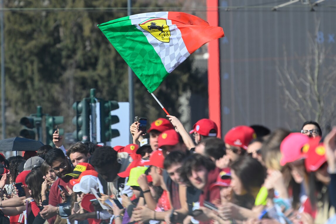 Tifosi Ferrari in delirio a Milano per Hamilton e Leclerc