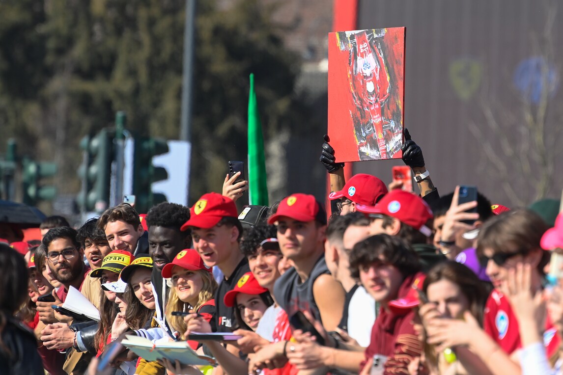 Tifosi Ferrari in delirio a Milano per Hamilton e Leclerc