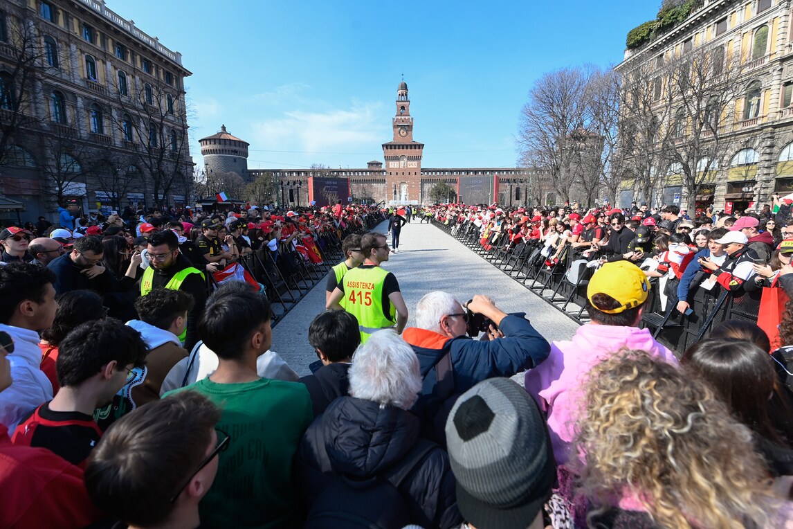 Tifosi Ferrari in delirio a Milano per Hamilton e Leclerc