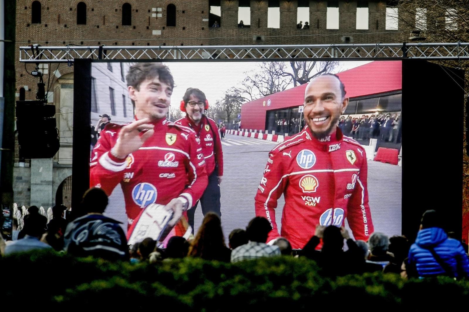 Tifosi Ferrari in delirio a Milano per Hamilton e Leclerc