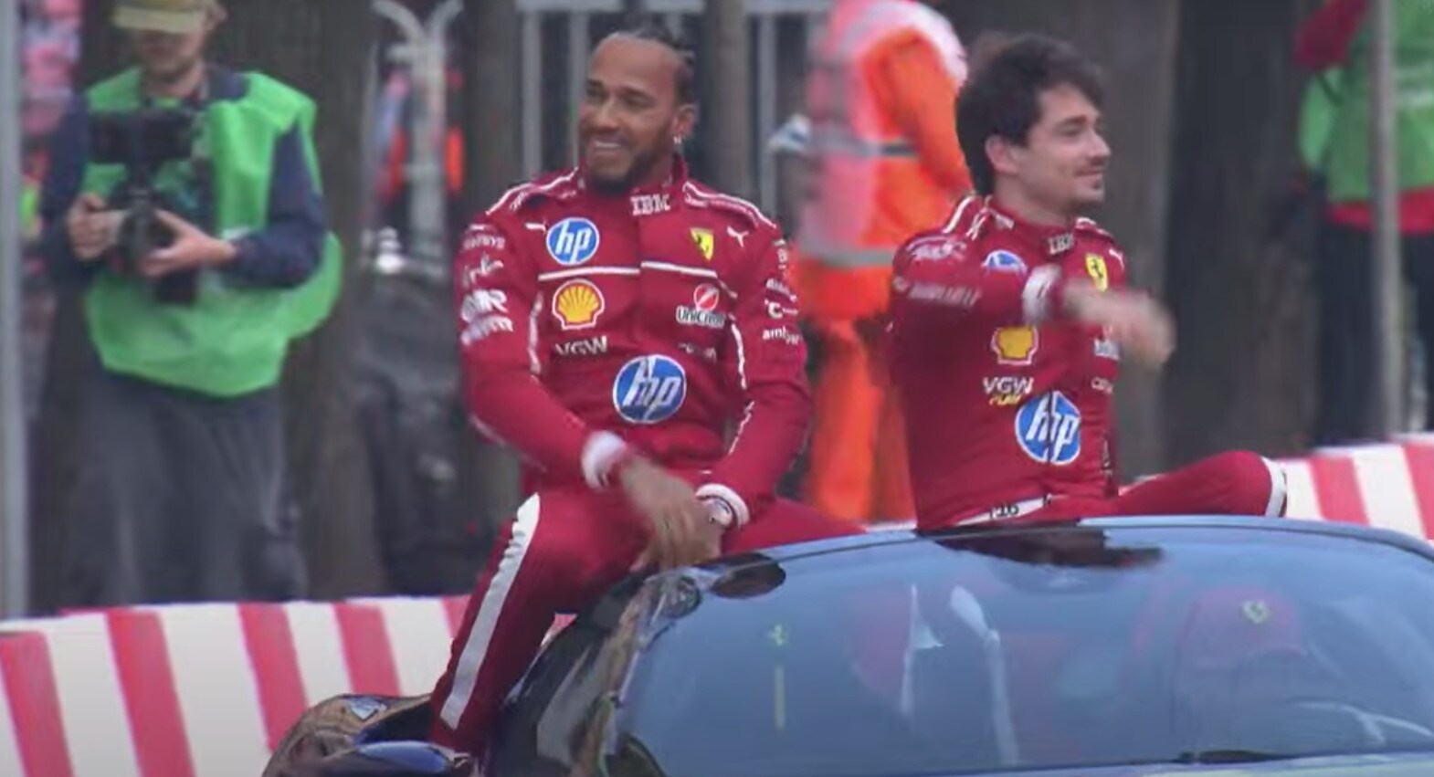 Tifosi Ferrari in delirio a Milano per Hamilton e Leclerc