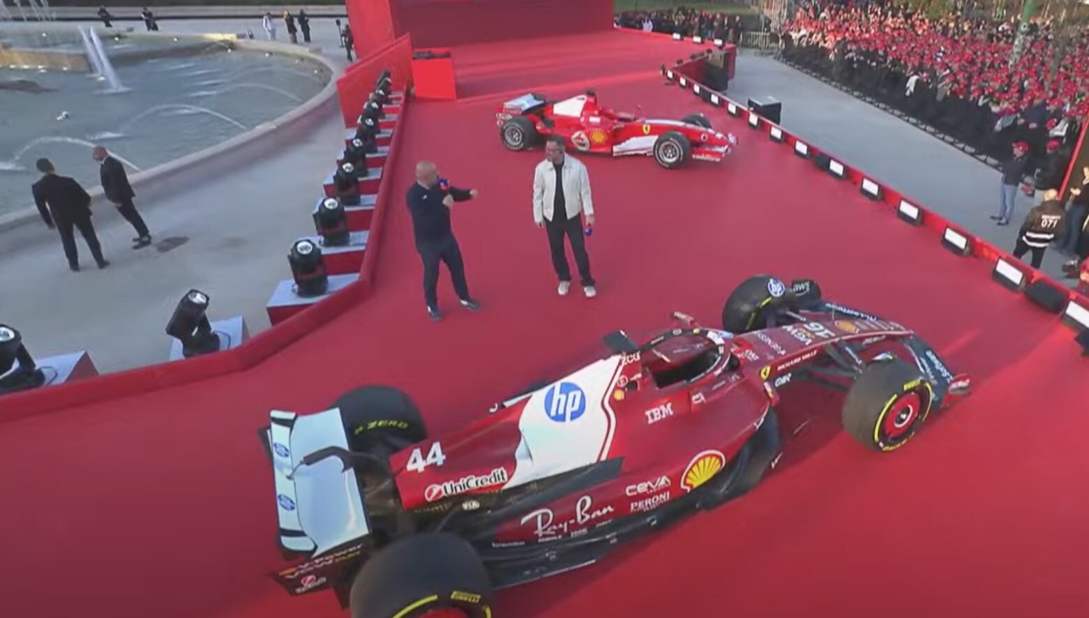 Tifosi Ferrari in delirio a Milano per Hamilton e Leclerc