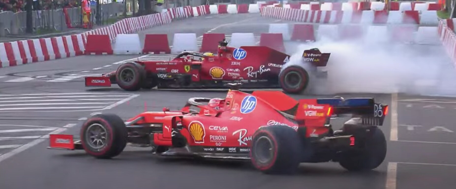 Tifosi Ferrari in delirio a Milano per Hamilton e Leclerc