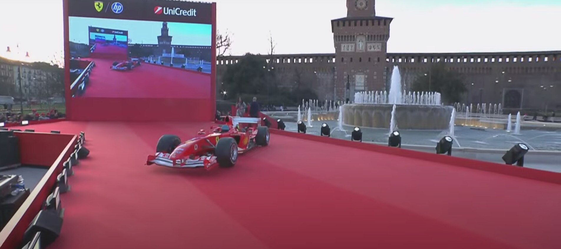 Tifosi Ferrari in delirio a Milano per Hamilton e Leclerc