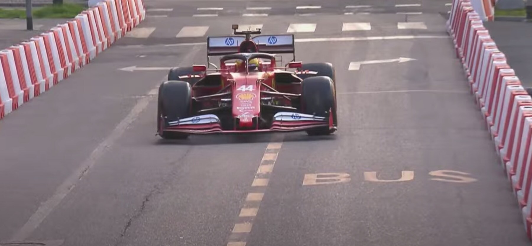 Tifosi Ferrari in delirio a Milano per Hamilton e Leclerc
