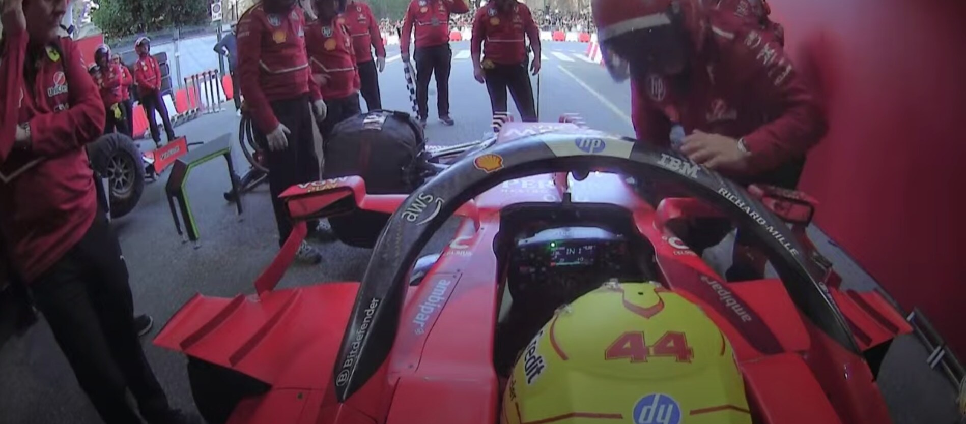 Tifosi Ferrari in delirio a Milano per Hamilton e Leclerc