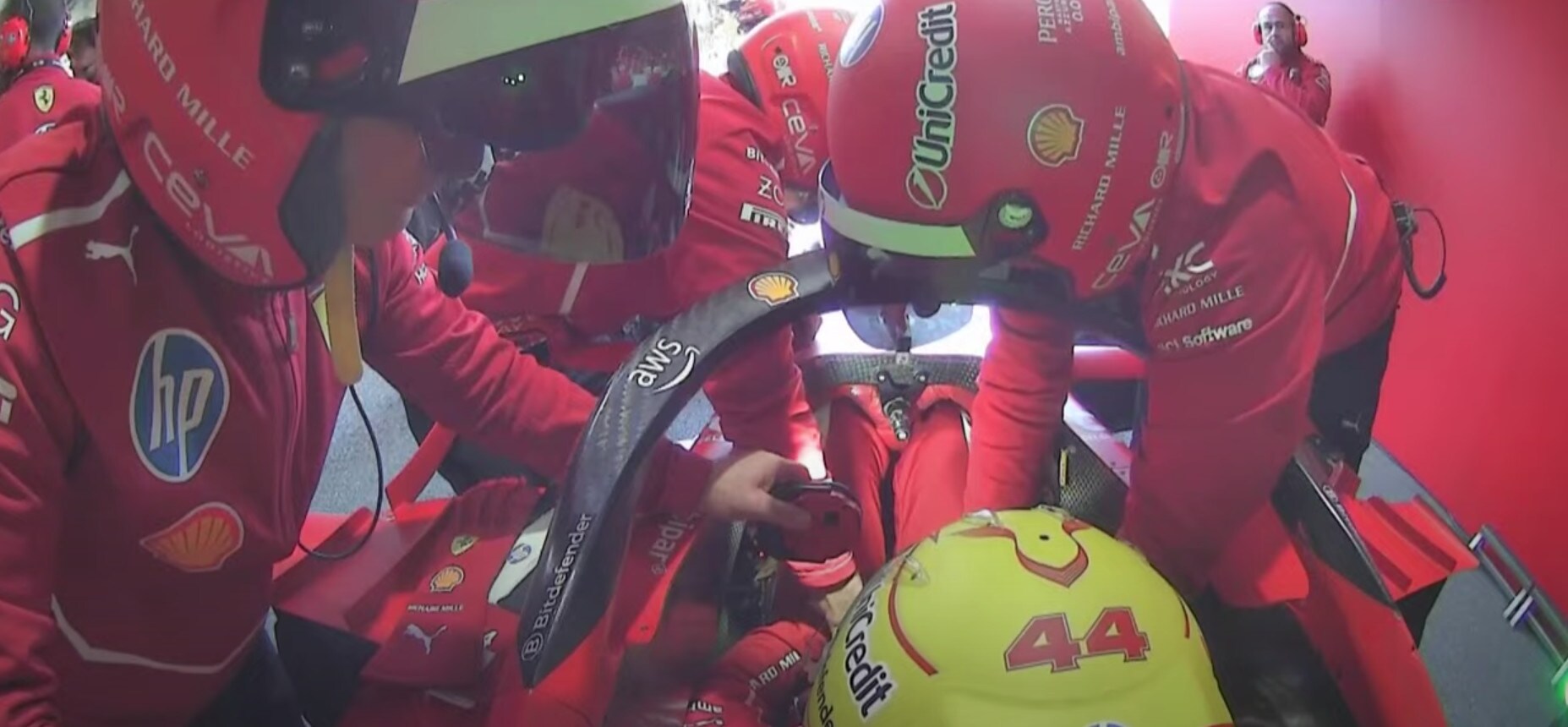 Tifosi Ferrari in delirio a Milano per Hamilton e Leclerc