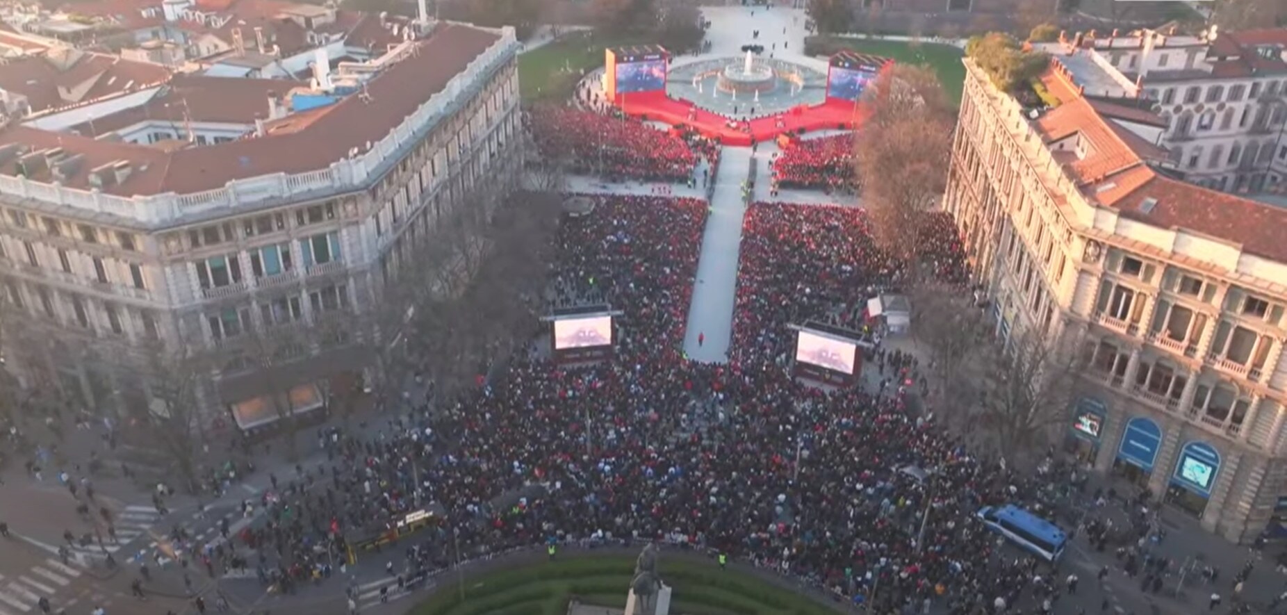 Tifosi Ferrari in delirio a Milano per Hamilton e Leclerc