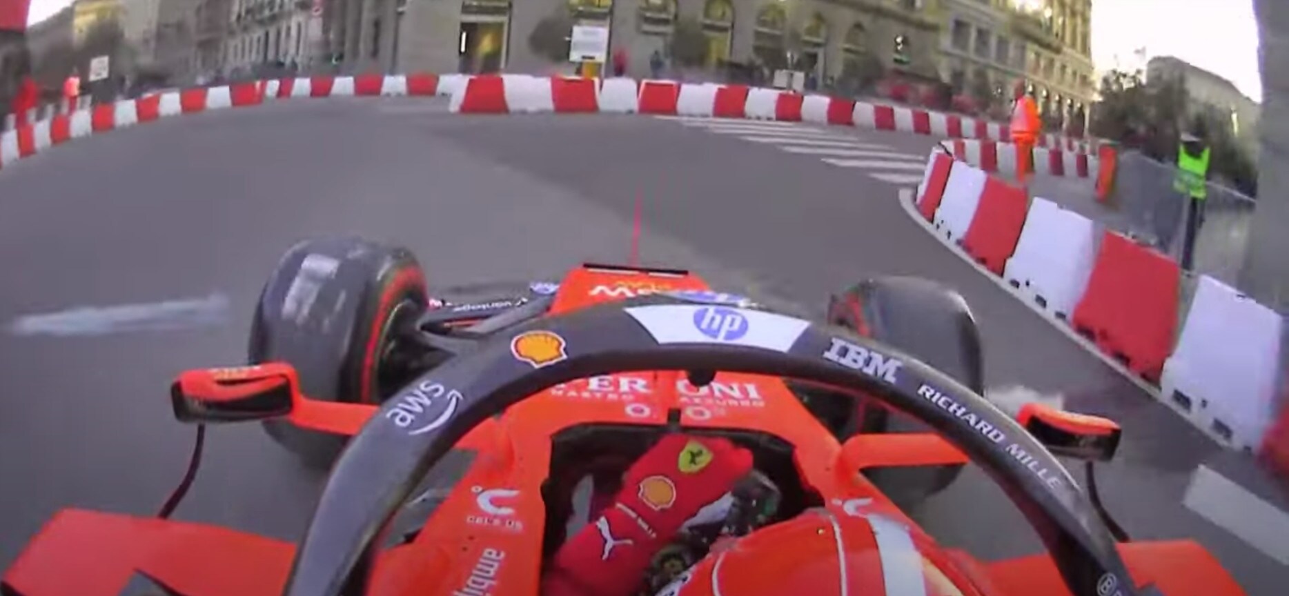 Tifosi Ferrari in delirio a Milano per Hamilton e Leclerc