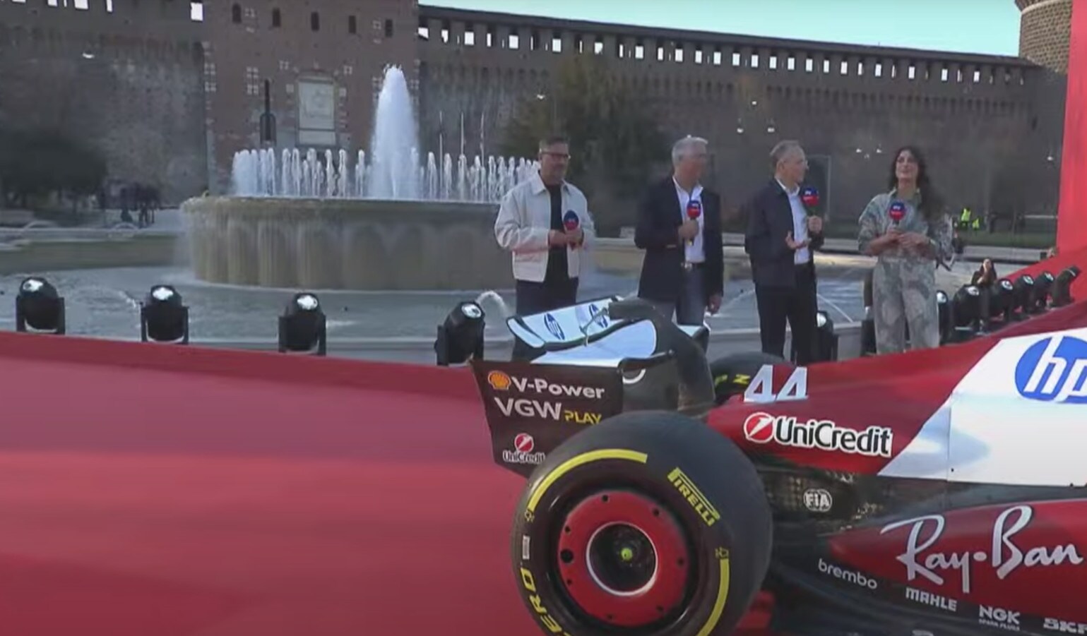 Tifosi Ferrari in delirio a Milano per Hamilton e Leclerc