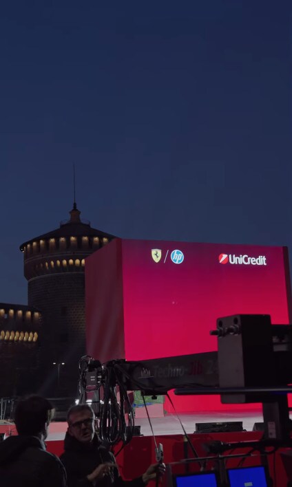 Tifosi Ferrari in delirio a Milano per Hamilton e Leclerc
