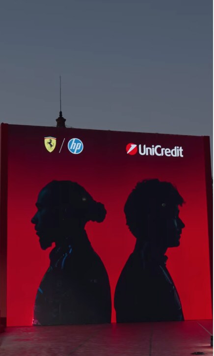 Tifosi Ferrari in delirio a Milano per Hamilton e Leclerc