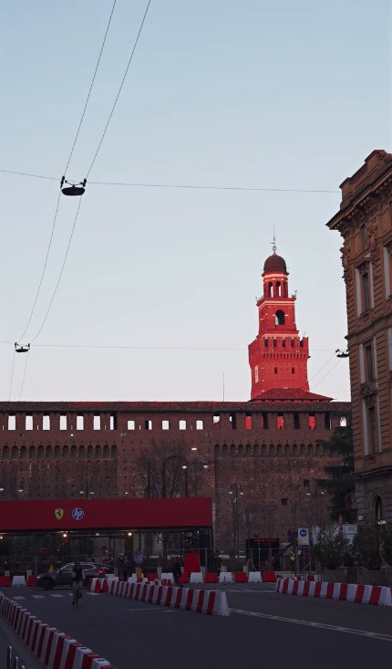 Tifosi Ferrari in delirio a Milano per Hamilton e Leclerc