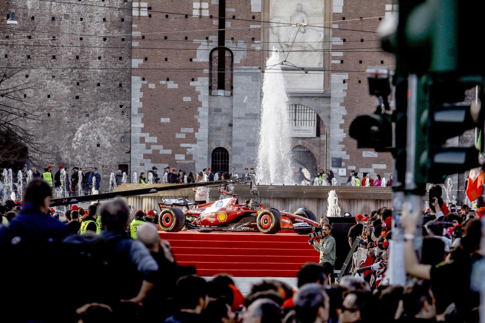 Tifosi Ferrari in delirio a Milano per Hamilton e Leclerc