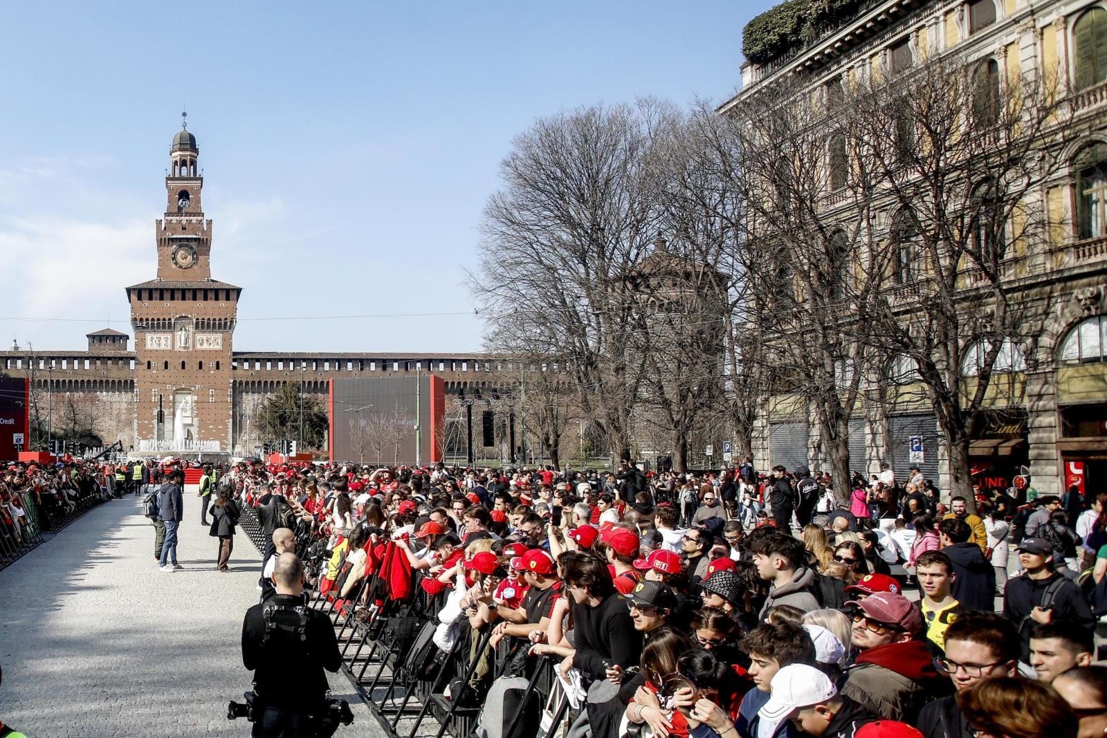 Tifosi Ferrari in delirio a Milano per Hamilton e Leclerc