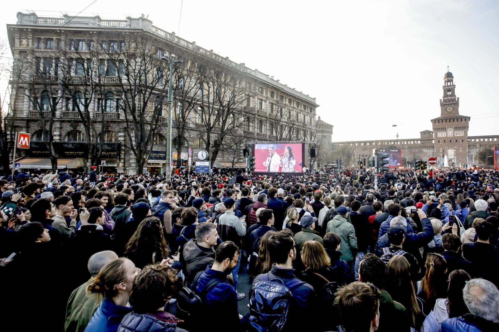 Tifosi Ferrari in delirio a Milano per Hamilton e Leclerc