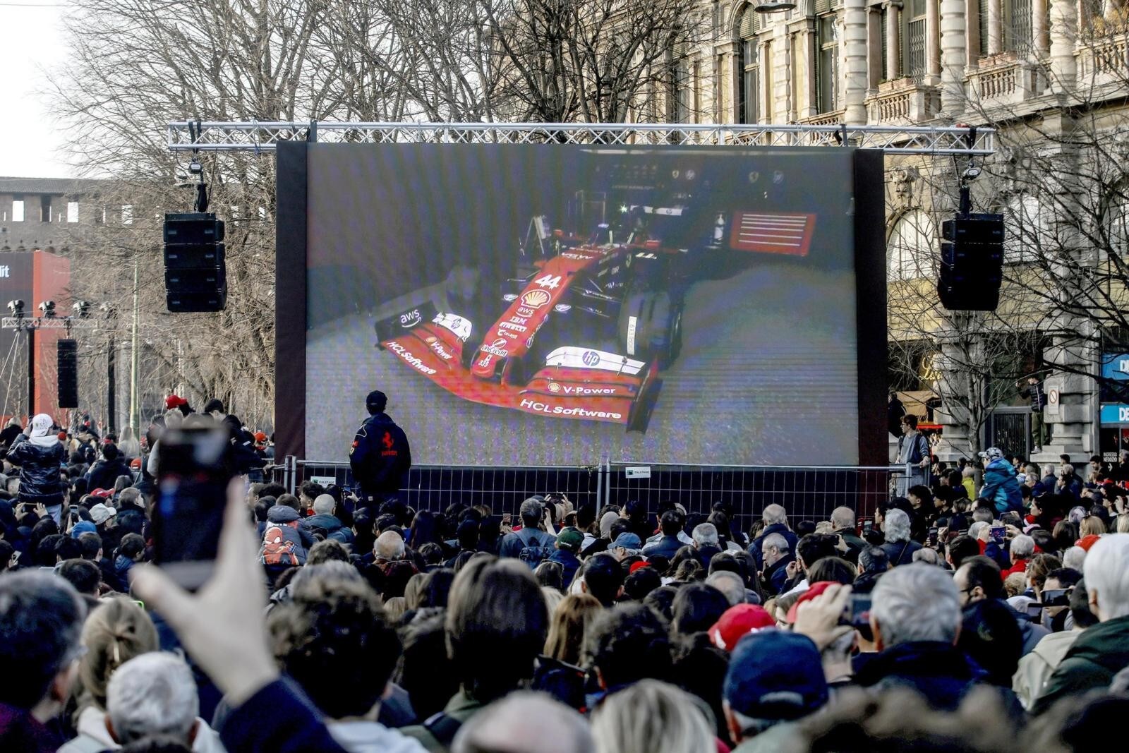 Tifosi Ferrari in delirio a Milano per Hamilton e Leclerc
